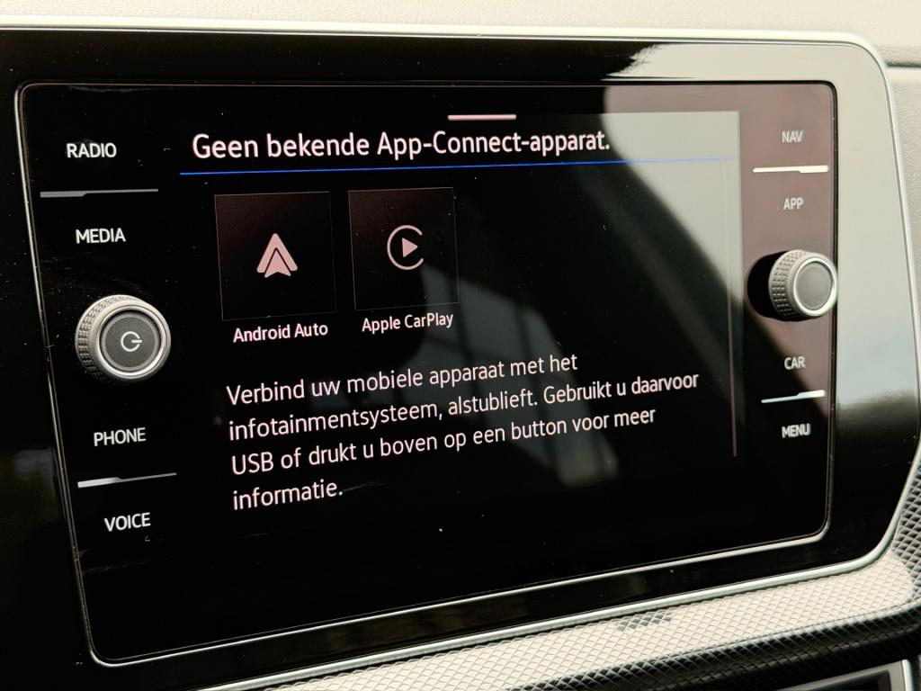 Volkswagen T-cross 1.5 tsi 150pk dsg r-line | camera | trekhaak | navi | iq