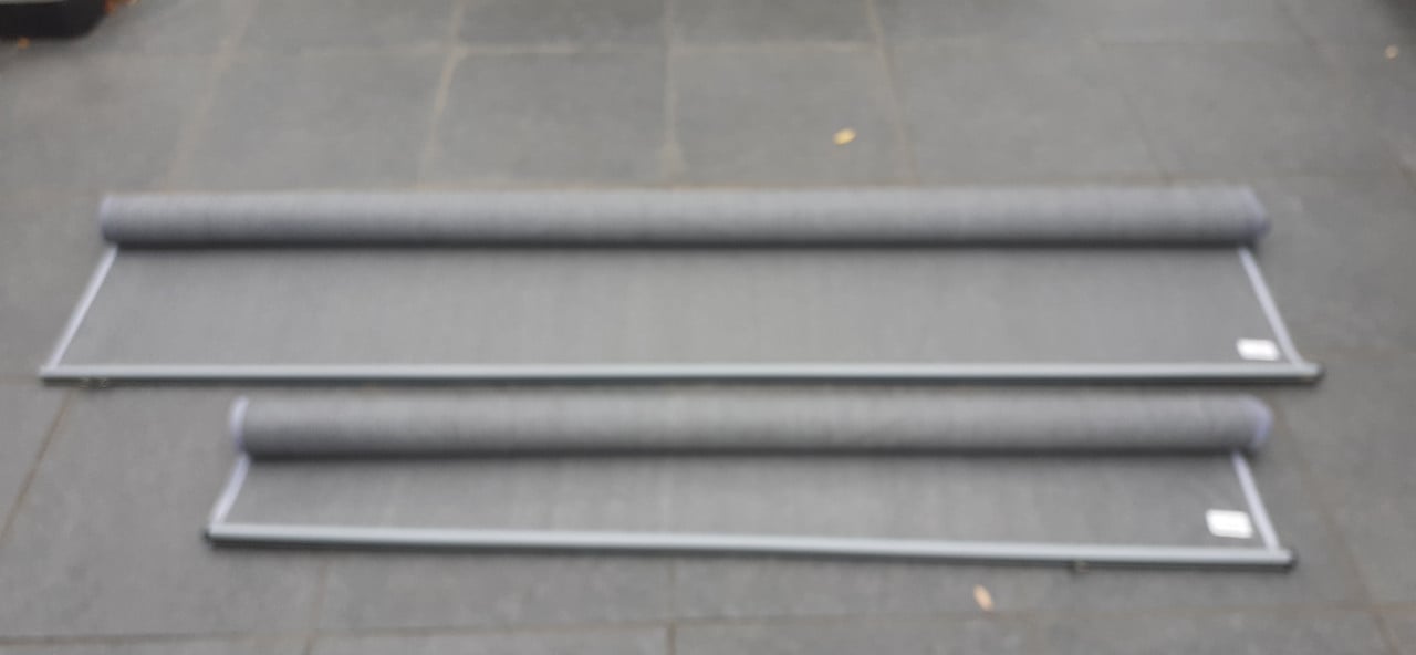 Buitenzonwering fabrikaat Nesling, 2 stuks (type rolgordijn)