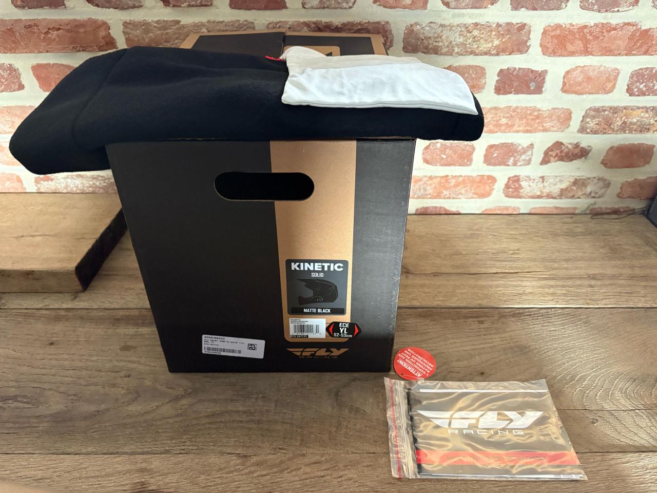 Nieuwe Fly racing kinderhelm met bril, maat 52-53