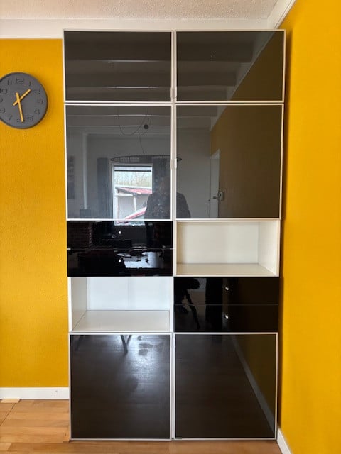 Kast met fotodeuren