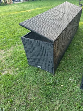 Twee ligstoelen en een grote dubbele opbergbox