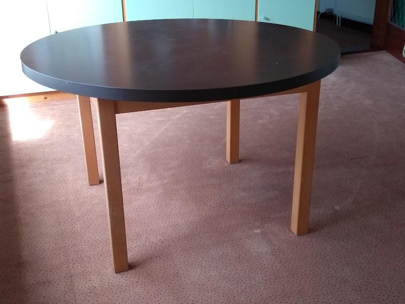 Tafel en stoelen