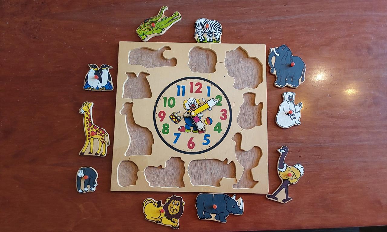 Puzzel van hout met klok