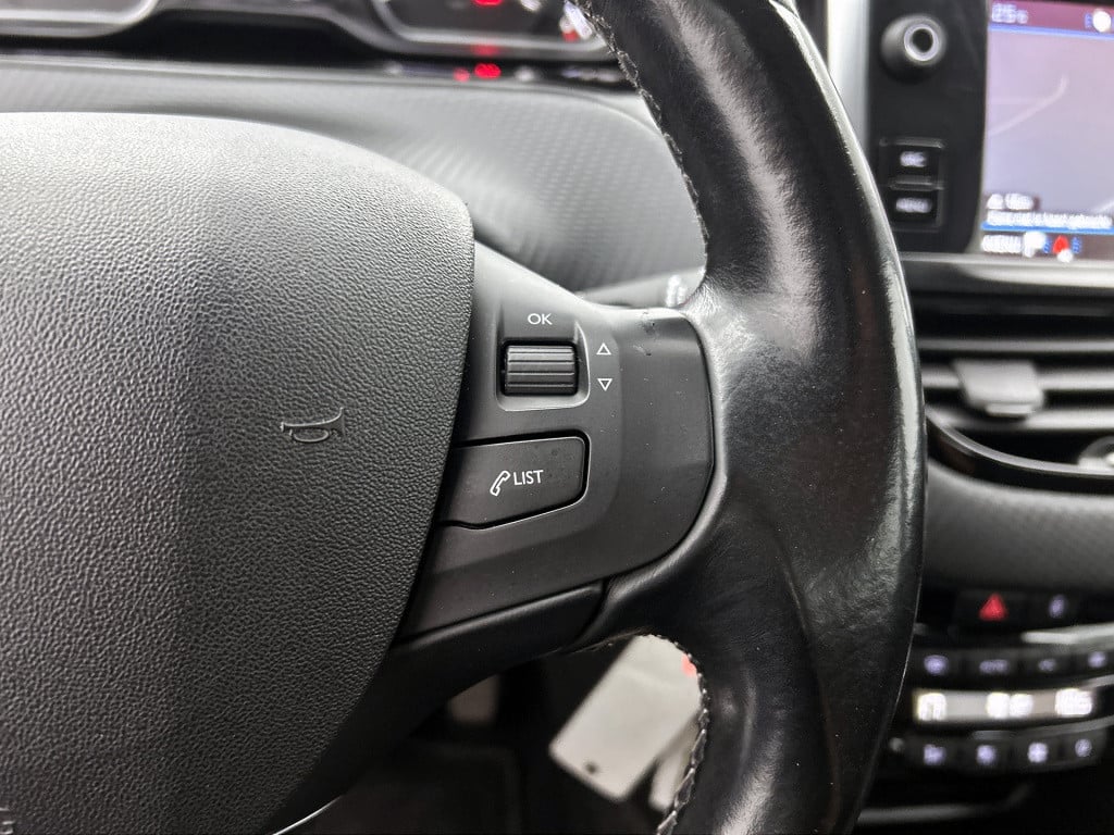 Peugeot 208 82pk allure | rijklaar | navi | parkeersensoren | trekhaak vast
