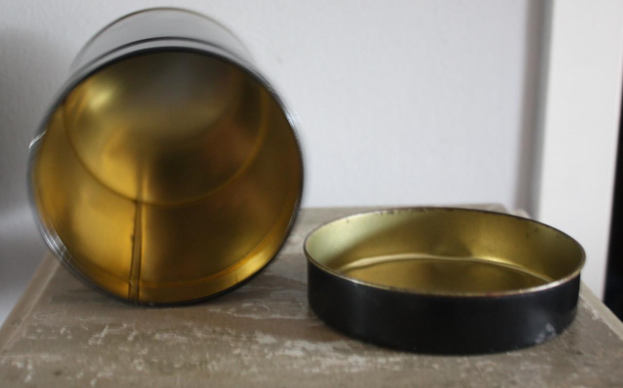 Mooi zwart gebloemd rond blikje