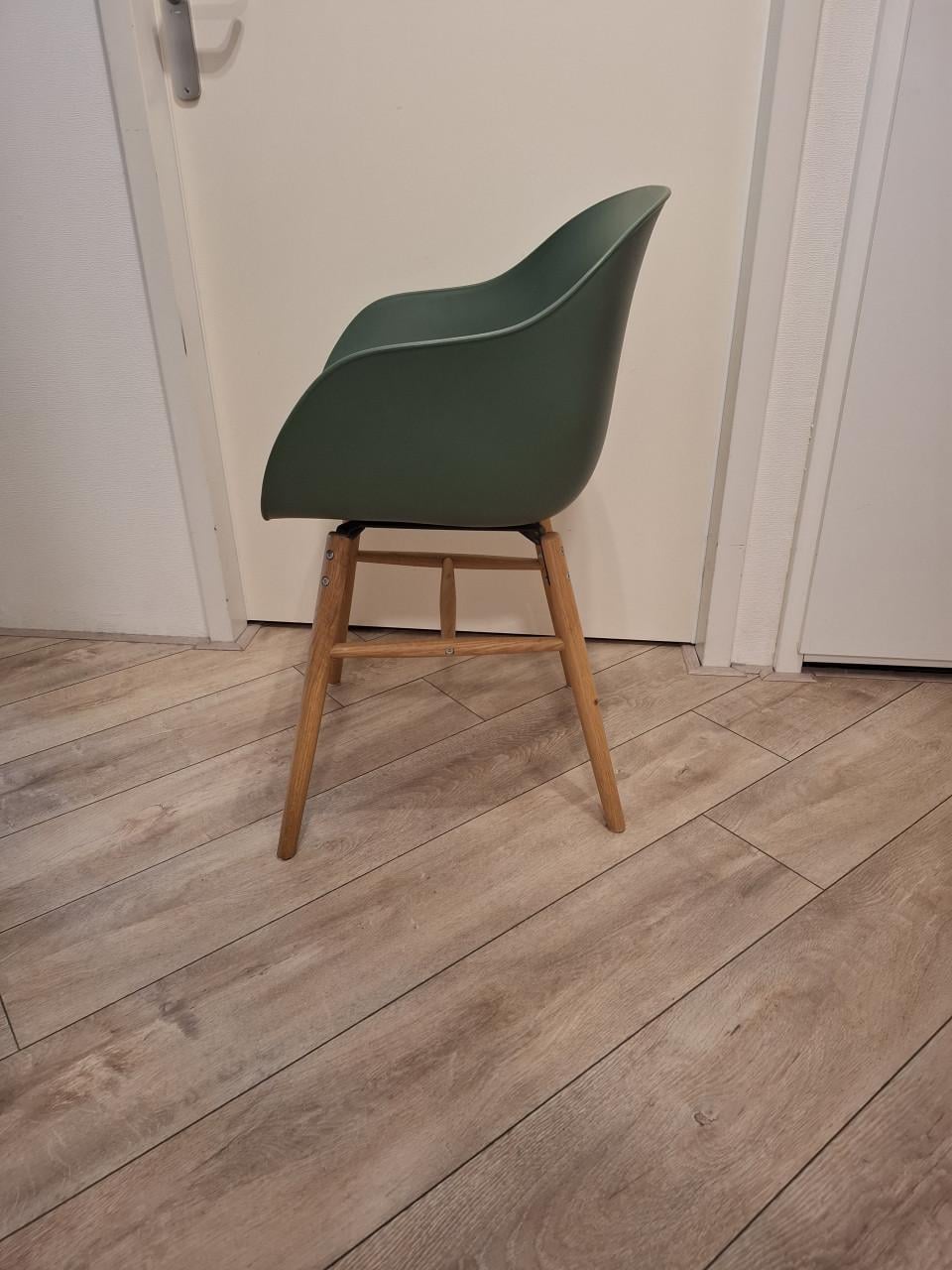 Drie eettafel- of bijzetstoelen, groen en wit