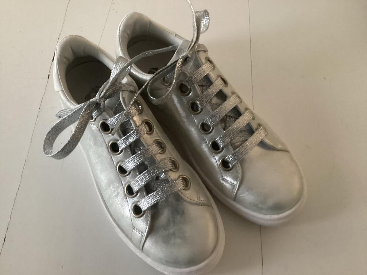 Splinter nieuwe leren sneakers maat 38 zilver kleur