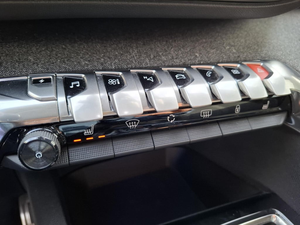 Peugeot 3008 suv 1.6 hybrid 225 eat8 automaat road trip nav/cam