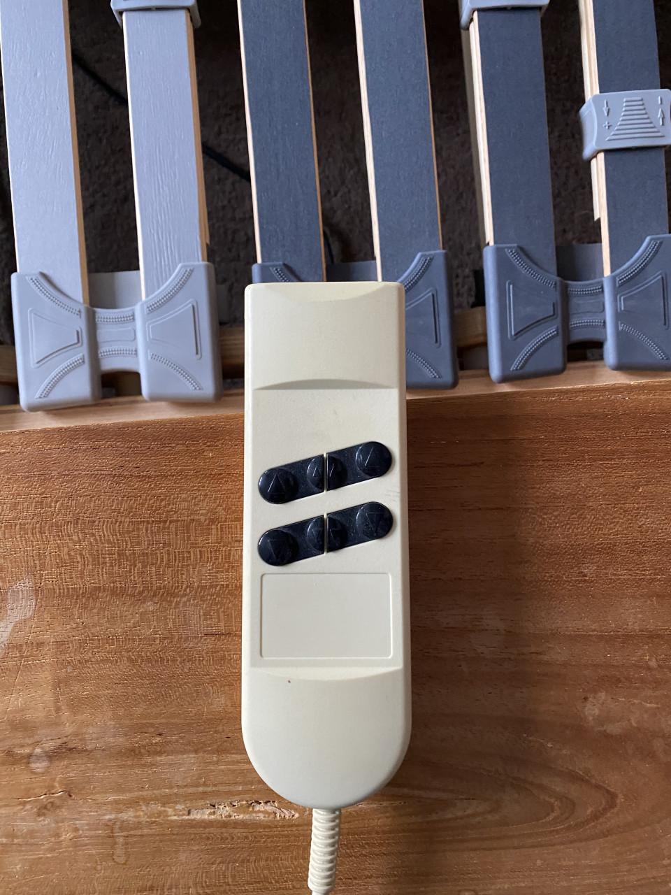 Tweepersoons teakhouten bed, elek verstelbaar, nachtkastjes