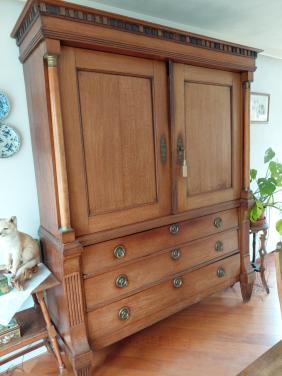 Prachtige grote antieke eiken kast