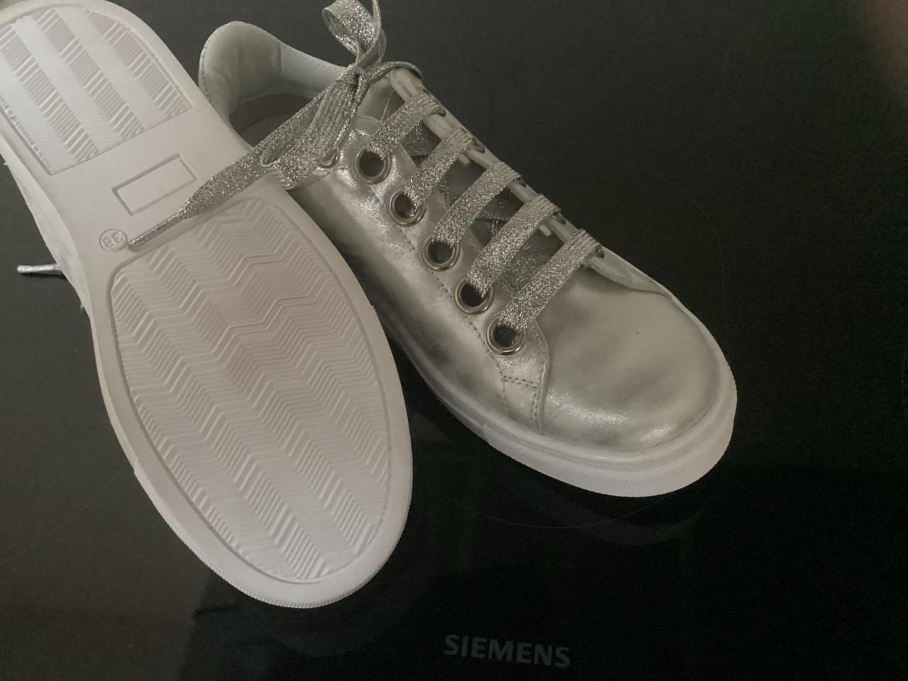 Splinter nieuwe leren sneakers maat 38 zilver kleur