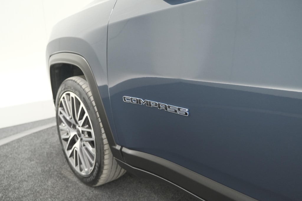 Jeep Compass 4xe 190 plug-in hybrid electric limited | elektrisch panoramad