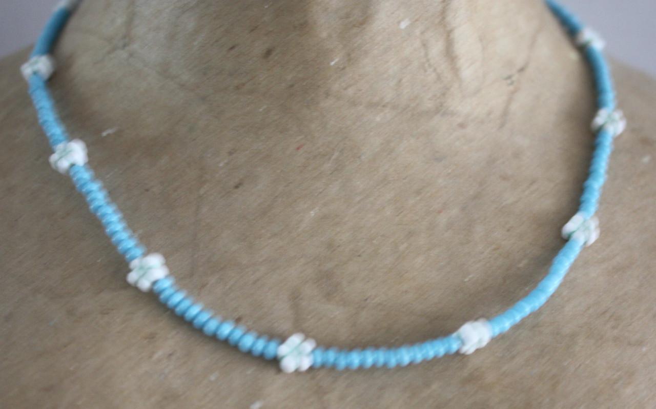 Licht blauwe ketting met madeliefjes ketting
