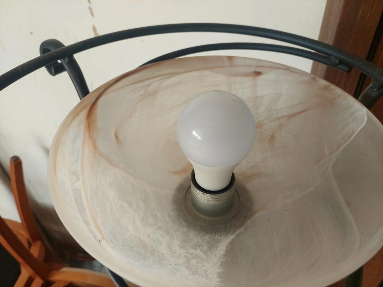 Stijlvolle staande lamp met glazen kap