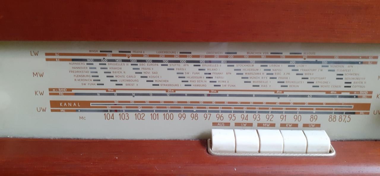 Vintage radio meubel met pick up en platen wisselaar