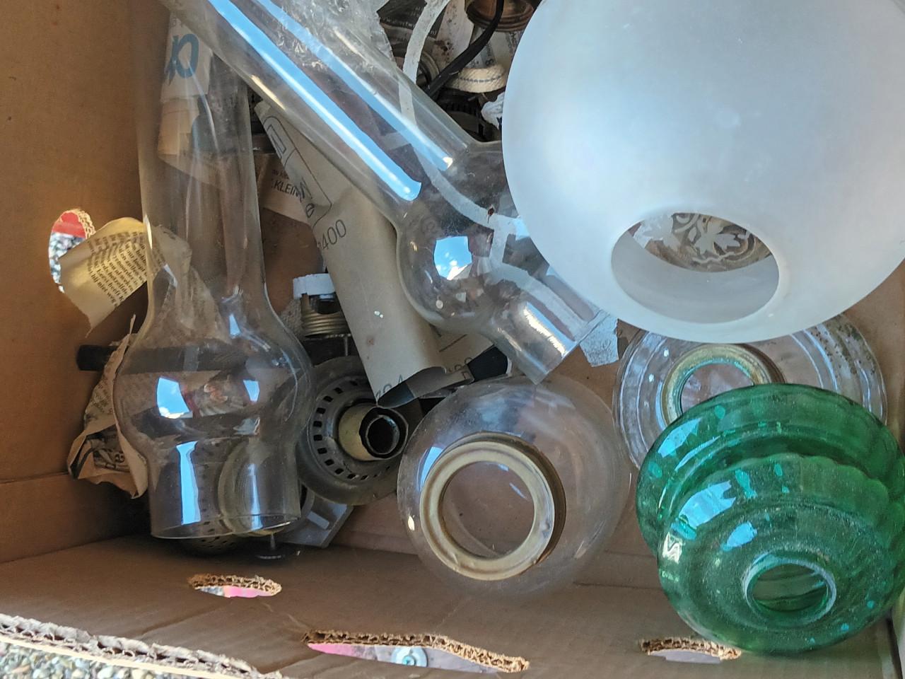 Doos vol vintage lampen