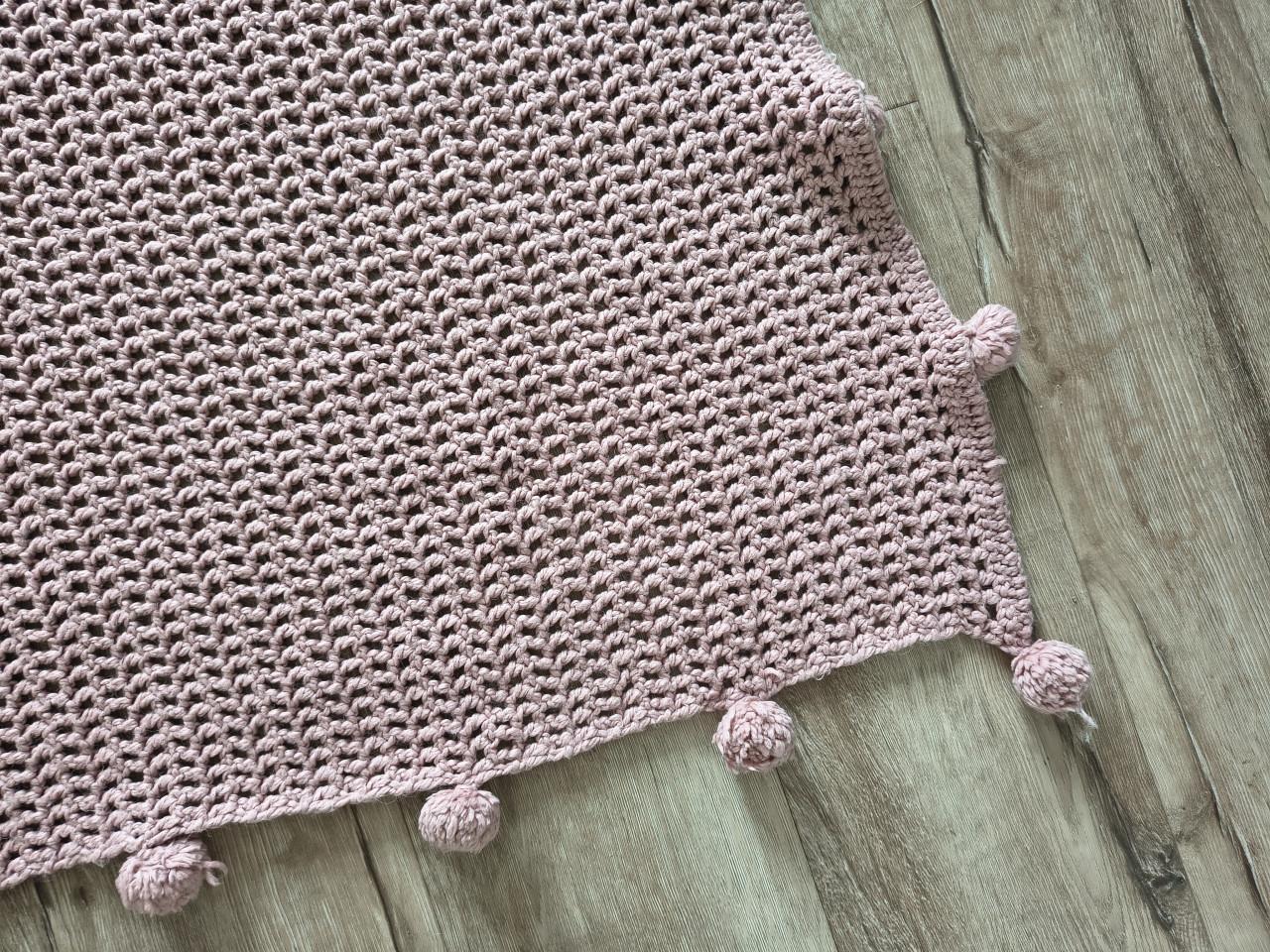 Prachtige handgemaakte oudroze deken met bolletjes, 120x130.