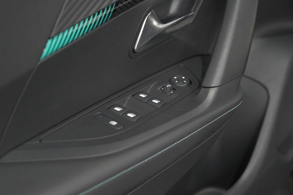 Peugeot 2008 puretech 130 eat8 allure | camera | navigatie | apple carplay 