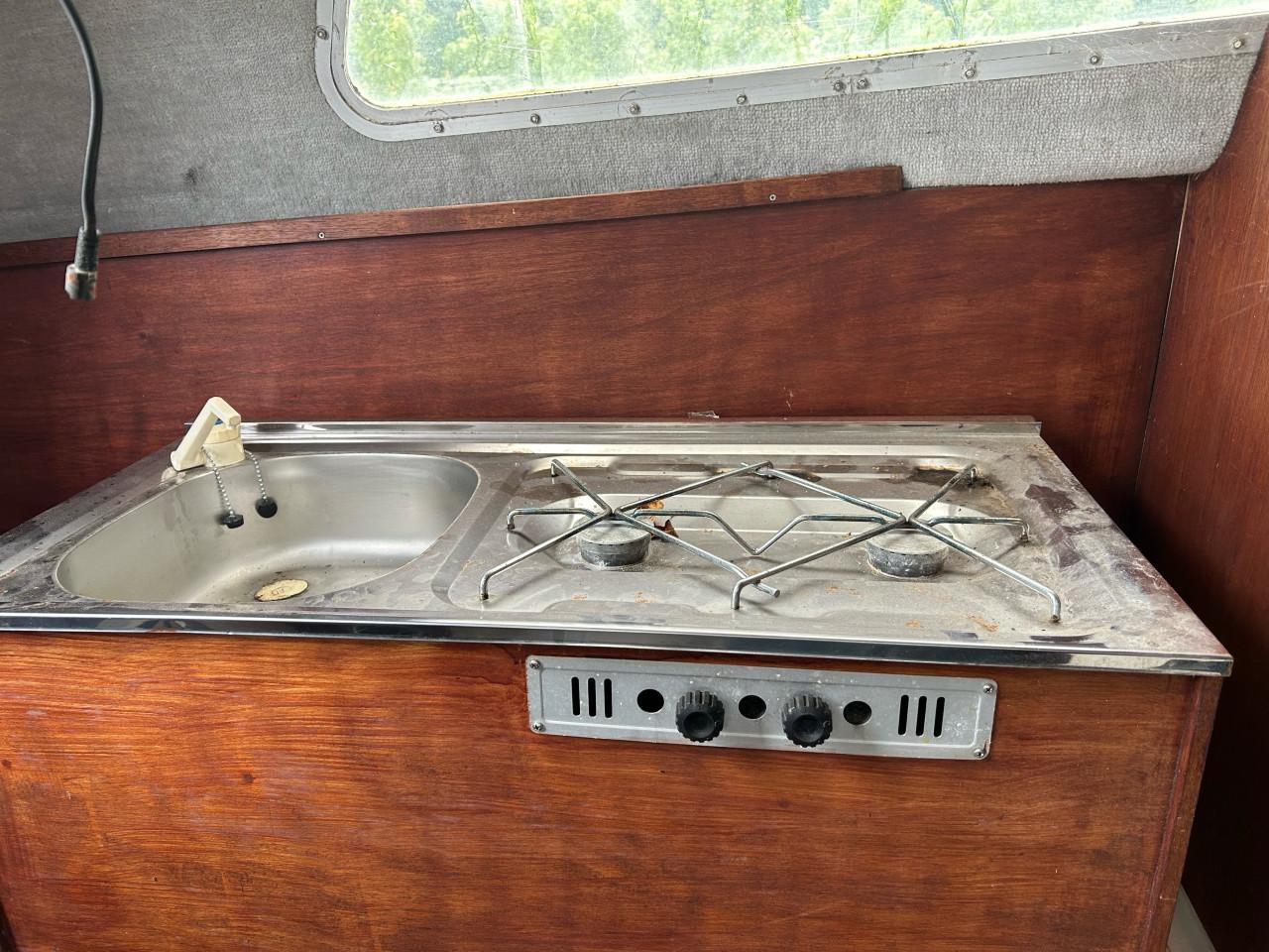 Fornuis met wasbak in houten kast