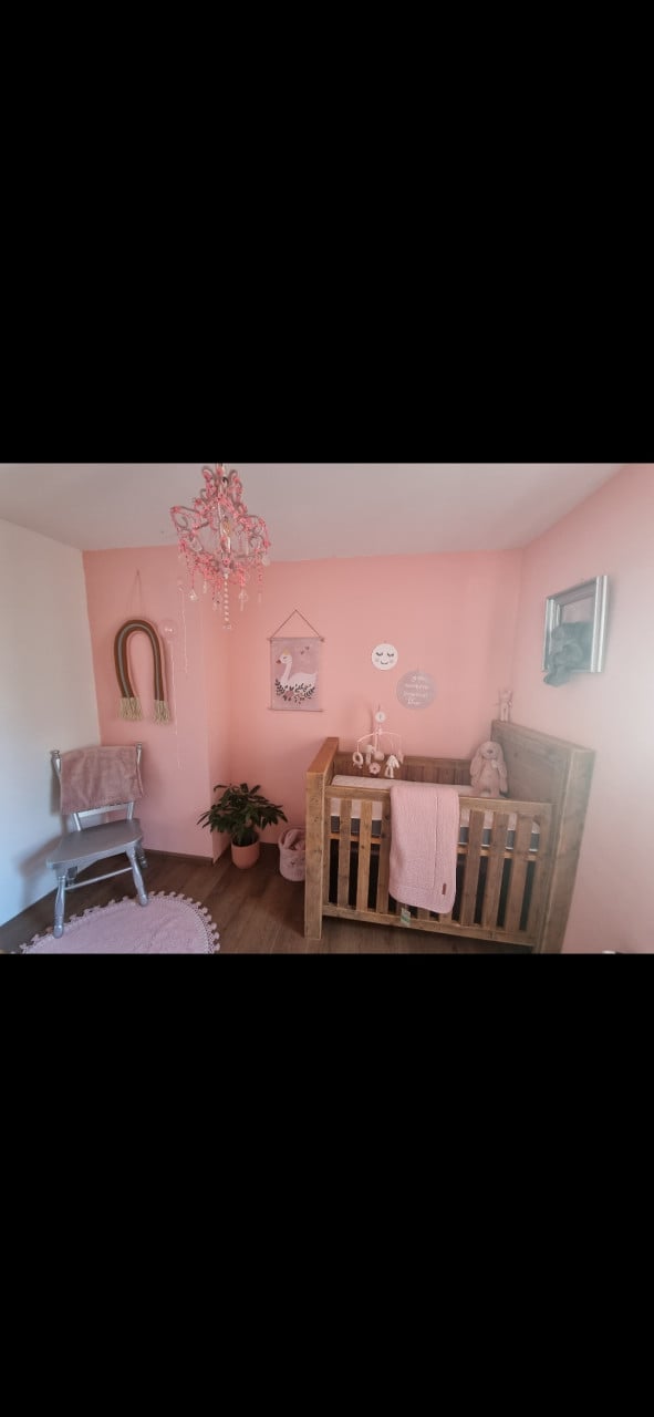 Steigerhouten babykamer