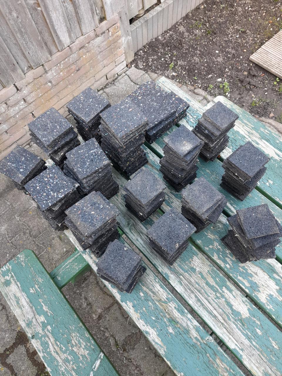 Tegeldragers rubbergranulaat