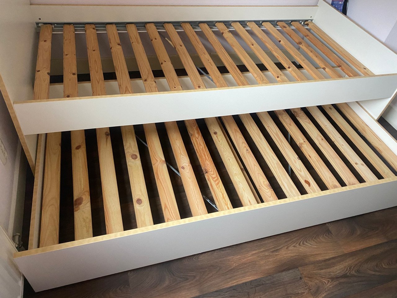 UITSCHUIFBAAR WIT BED MET LATTENBODEM. 1 PERSOONS ALS TWEEPERSOONS. ZIE FOT