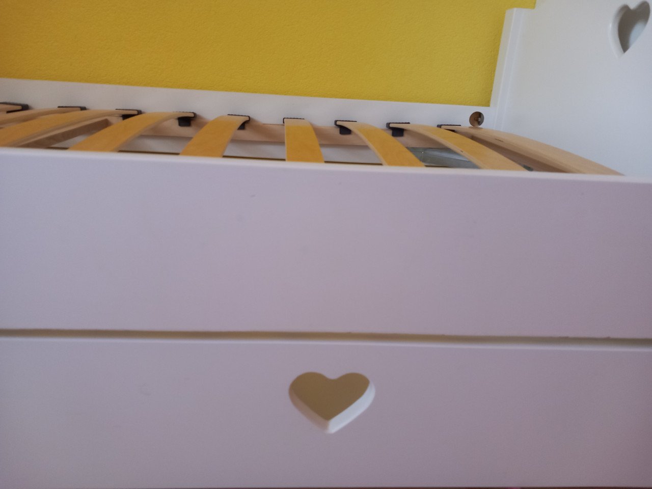 Massief houten bed met lade en hartjesdetail