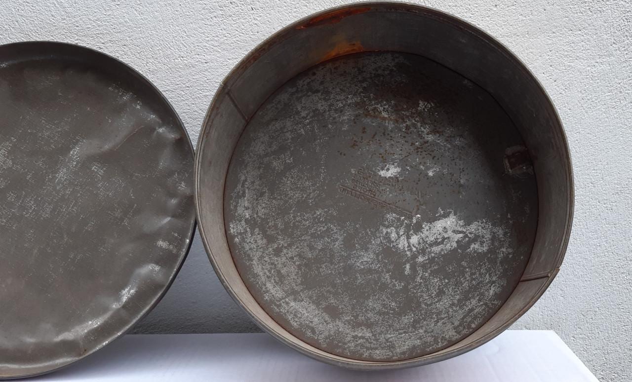 Blik van Melle's toffees Breskens, superieure kwaliteit,  Ø 27cm., 11 cm. ↑