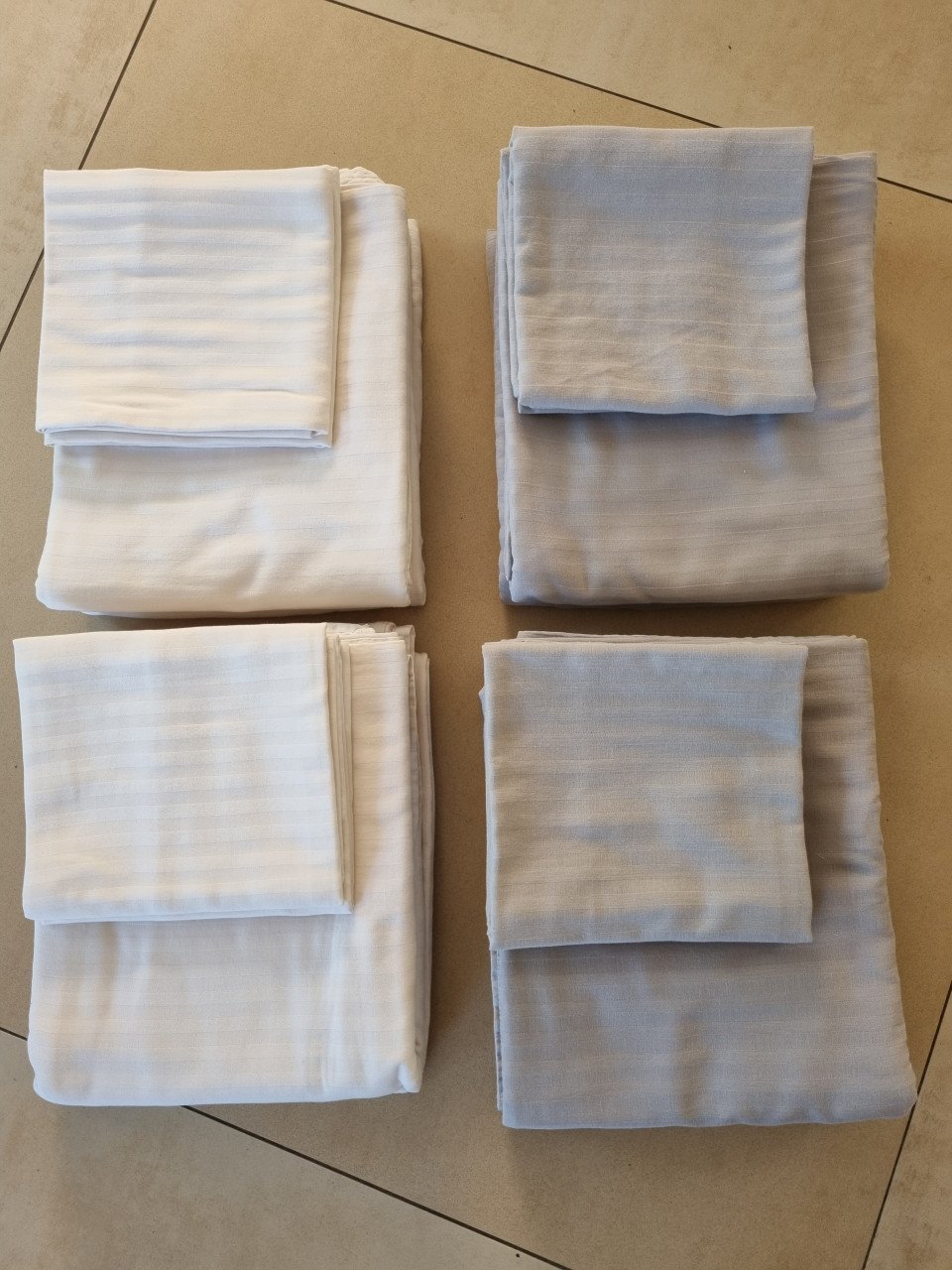 Boxspring bed 160x200 met hoofdbord + 2 hockers