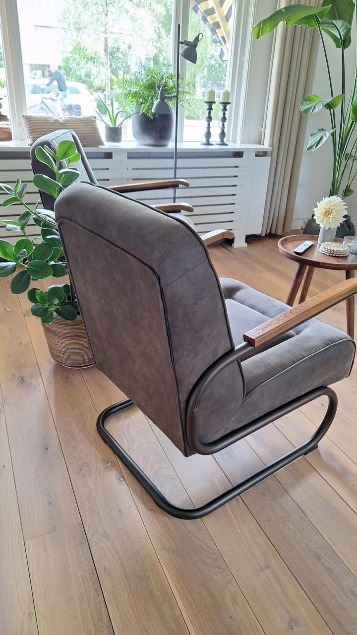 2 stuks fauteuil met houten leuning