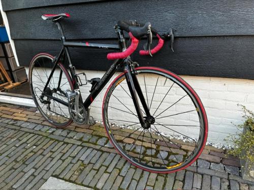 Racefiets zwart/rood maat 52 in prima staat!
