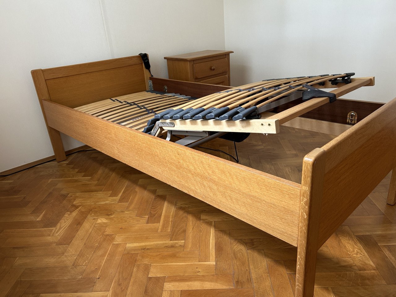 Electrisch seniorenbed 200x90 met nachtkastje