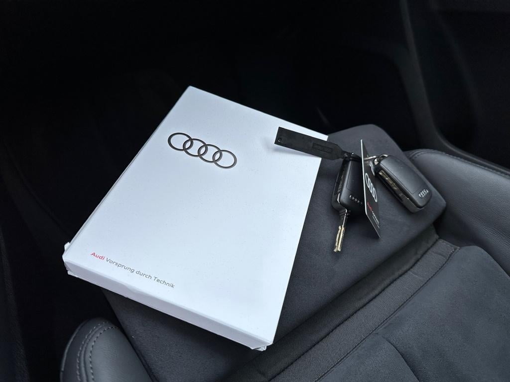 Audi Q3 35 tfsi s-line | panoramadak | zwart optiek | trekhaak | camera | e