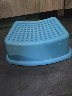 Blauw opstapje ,  ong. 35x24 cm Hoog 13.5 cm