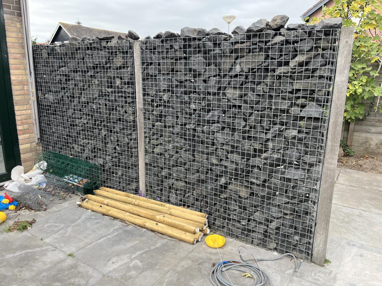 Sierstenen muur met korven