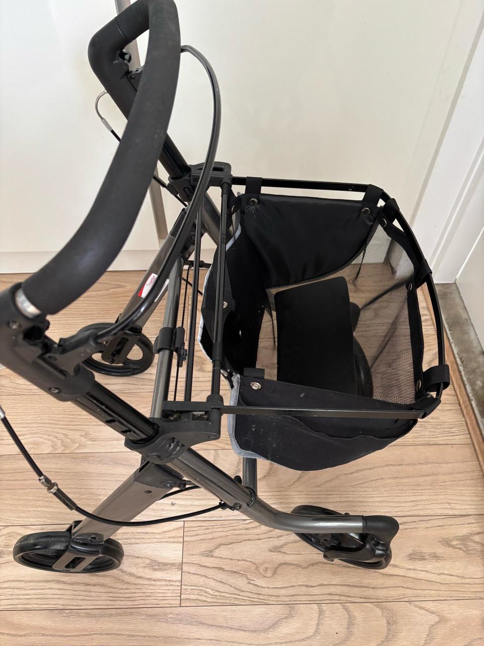 Opvouwbare + in hoogte verstelbare Rollator