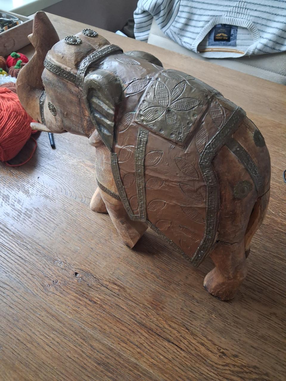 Oude handgesneden olifant 26 hoog 35 cm breed
