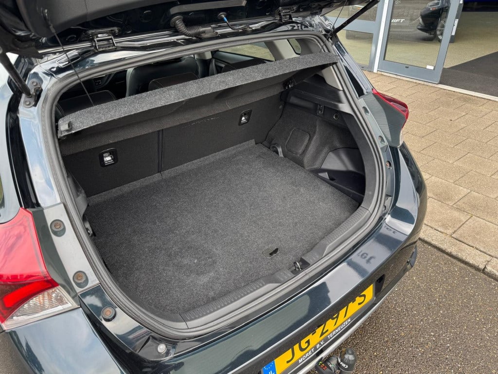 Toyota Auris 1.8 hybrid lease pro