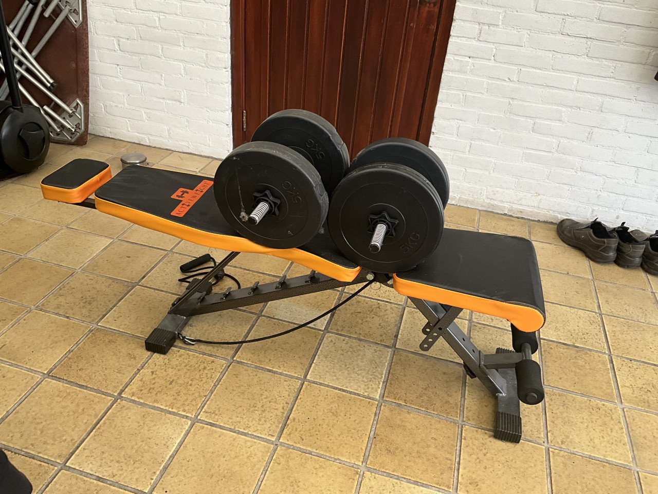 Te koop halterbank en dumbels