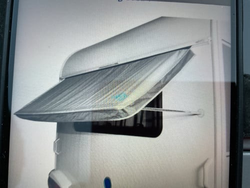 Zonnescherm voor aan de buitenkant van een caravanraam. Z.G.A.N