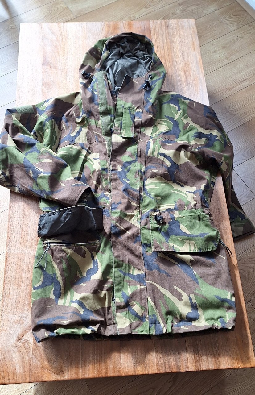 KL Camouflage Parka Waterdicht met capouchon Maat M 38-40 Jagerskleding