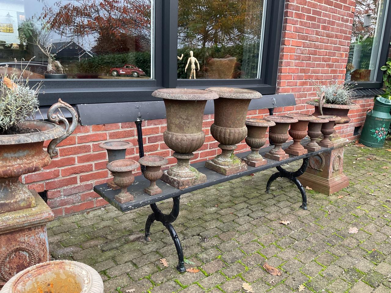 Partij gietijzeren vazen