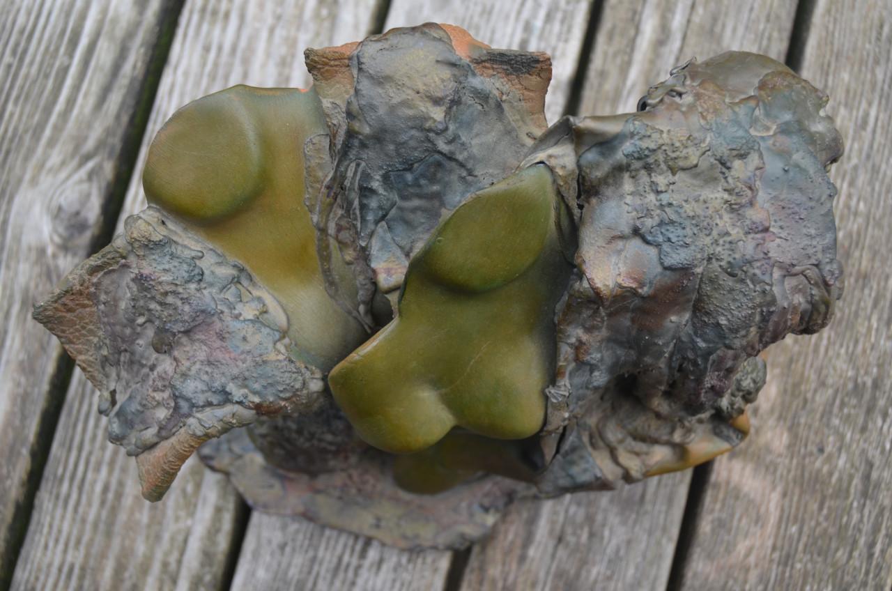 Terracotta en loden beeldengroep van 2 bustes, gesigneerd.