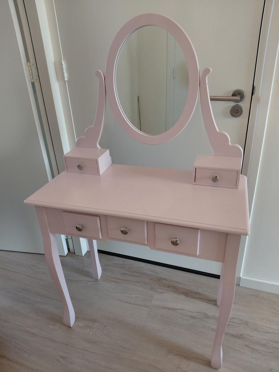 Te koop: leuke meiden kaptafel