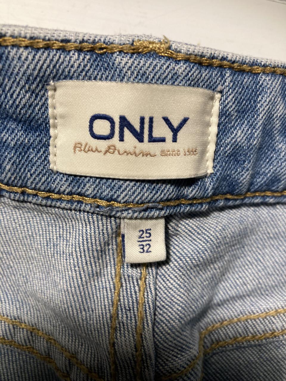 Vier broeken ongeveer de zelfde maten