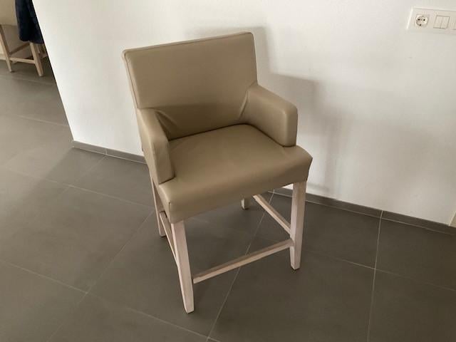 Bar(eet)tafel incl.4 stuks bijbehorende barkrukken