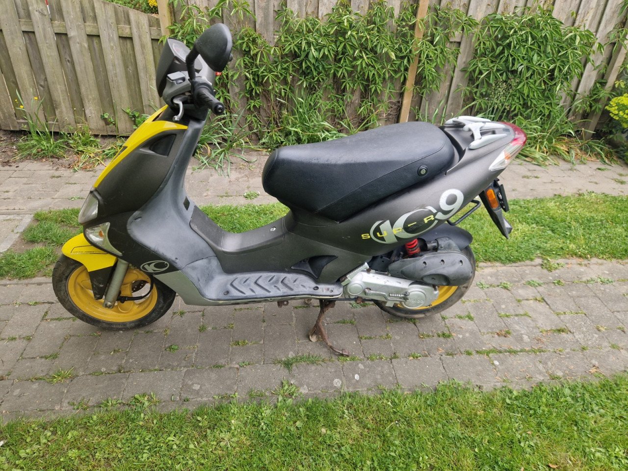 Kymco super 9, 50cc 2 takt, geel/zwart