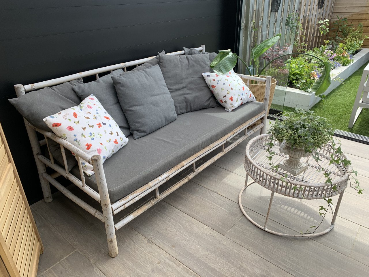 Loungebank en tafel van bamboe, met kussens.