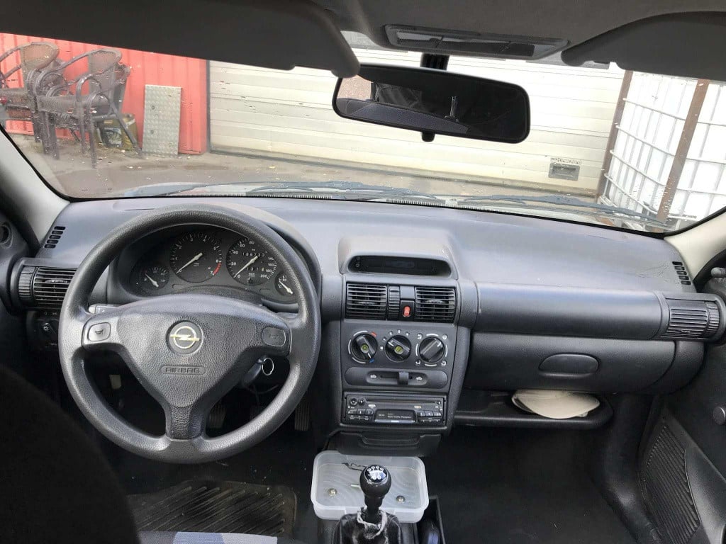 Opel Corsa 1.2i-16v strada