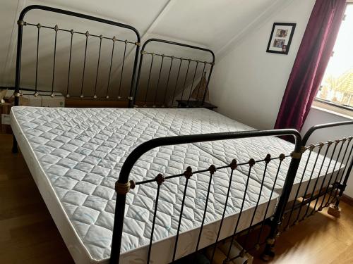 Mooie brocante Franse spijlenbedden